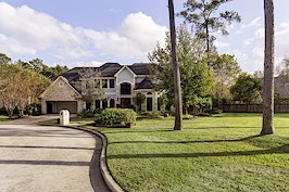 Luxury listing: backyard oasis in Tomball home