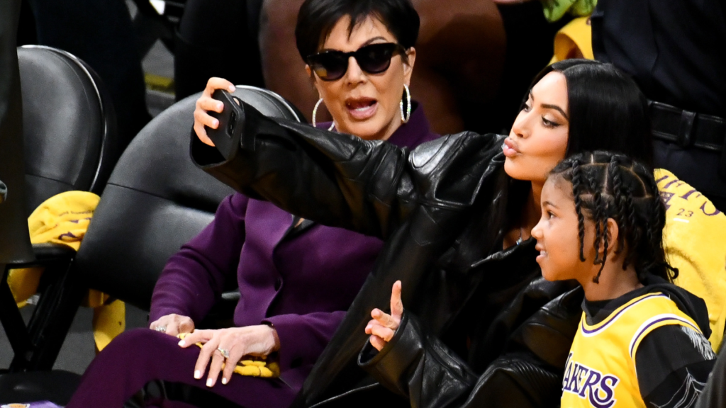 Kardashians, Kim Kardashian, selfie, Lakers, Kris Kardashian